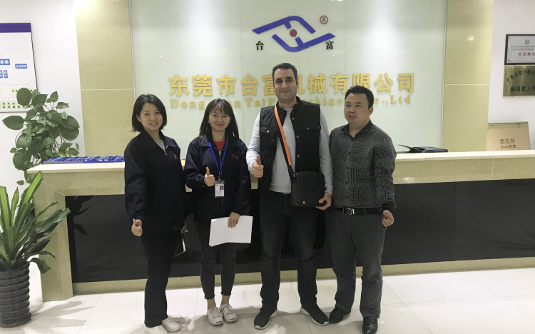 非洲客戶在臺富機(jī)械定制立式注塑機(jī)