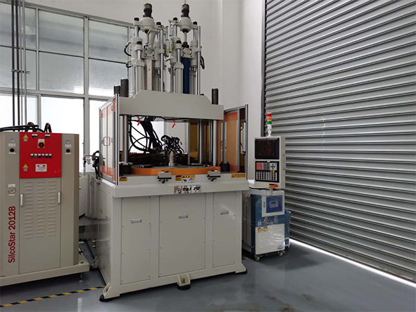 立式液態硅膠射出成型機分為立式和臥式機